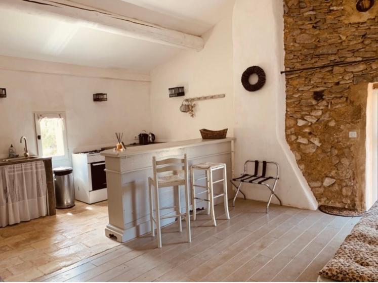 Le Vieux Portail Bed and Breakfast Saint-Saturnin-les-Apt Εξωτερικό φωτογραφία